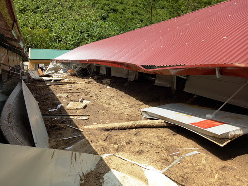 Lượng bùn, đất khủng khiếp gần lấp tới mái nhà kí túc xá.