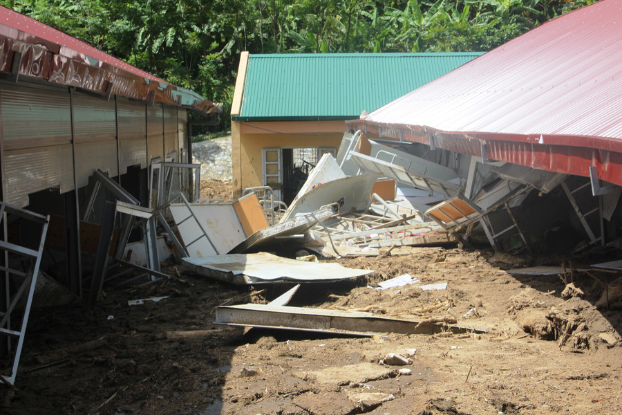 Lũ tàn phá hai dãy nhà ở bán trú của trường.