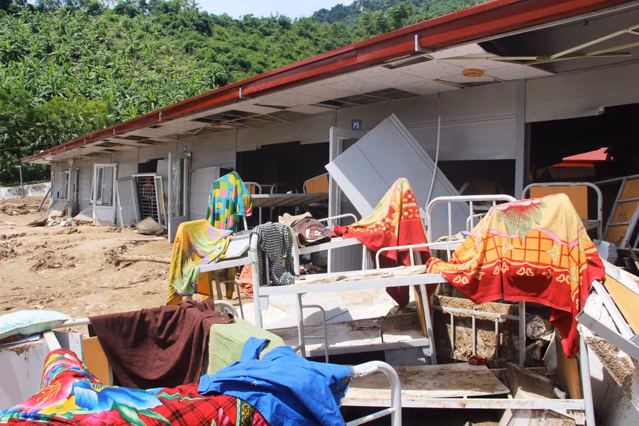 Đồ đạc của học sinh bán trú của nhà trường bị hư hại.