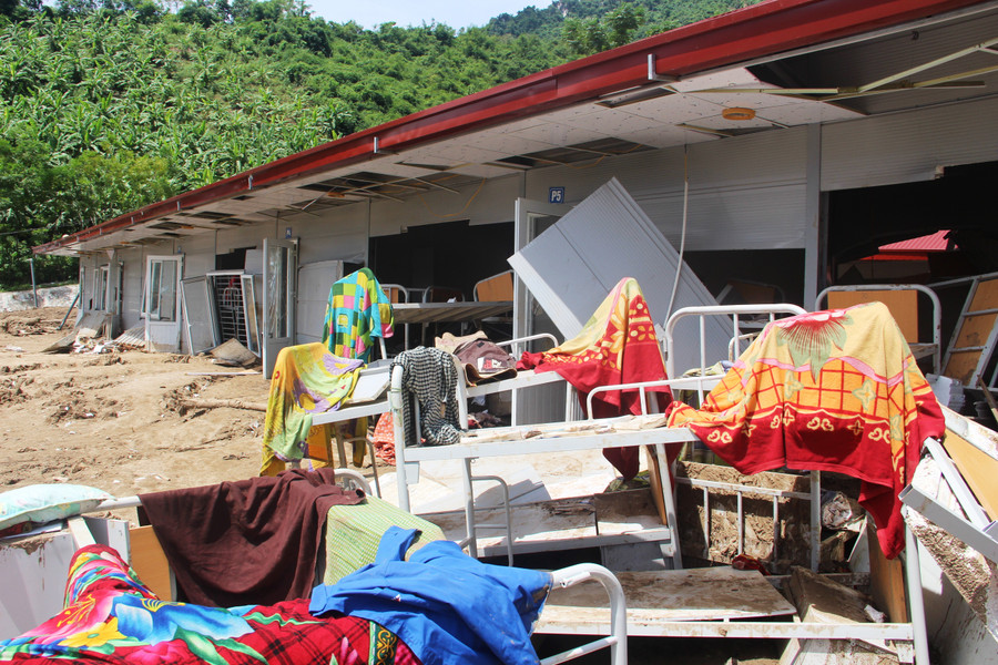 Đồ đạc của học sinh bán trú của nhà trường bị hư hại.