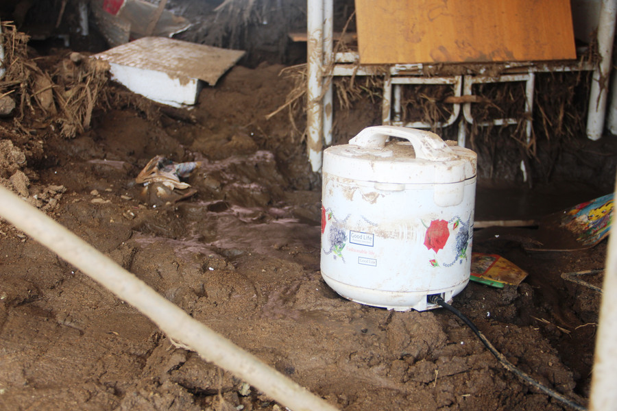 Chiếc nồi cơm điện của học sinh bán trú còn sót lại sau cơn lũ dữ.