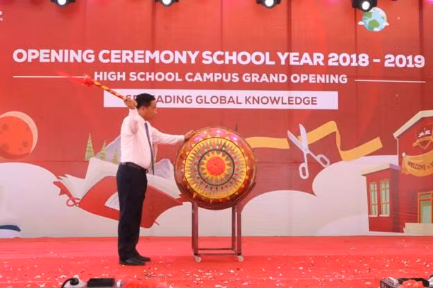 Ông Lê Đình Sơn - Chủ Tịch Hội Đồng Nhân Dân Tỉnh Hà Tĩnh đánh trống khai trường