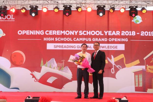 Ông Nguyễn Ngọc Tuấn – Giám đốc Điều hành Hệ thống iSchool tặng hoa cảm ơn Ông Lương Quốc Tuấn - Phó Chủ Tịch UBND TP. Hà Tĩnh Ông Nguyễn Ngọc Tuấn – Giám đốc Điều hành Hệ thống iSchool tặng hoa cảm ơn Ông Lương Quốc Tuấn - Phó Chủ Tịch UBND TP. Hà Tĩnh