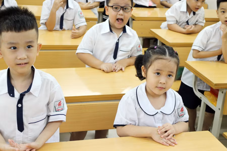 Bé làm quen với nền nếp mới mẻ của trường tiểu học