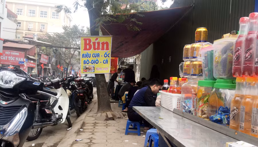 Hàng quán chiếm vỉa hè, xe máy chiếm lòng đường trên phố Nguyễn An Ninh