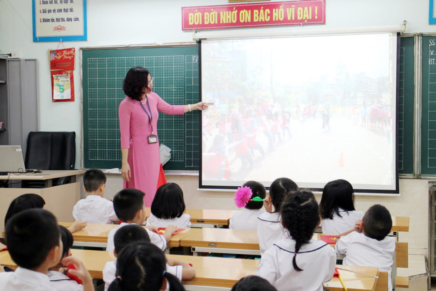 Cô Đào Thu Bình (Trường Tiểu học Kim Liên, Hà Nội) bắt đầu ngay tiết học đầu tiên của lớp 1 bằng bài học về truyền thống nhà trường và những điều sắp trở nên gắn bó với những cô cậu học trò nhỏ tuổi nhất trường tiểu học