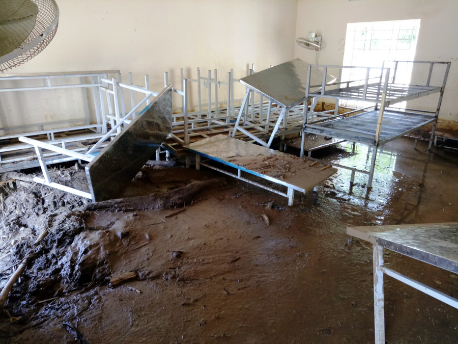 Những dụng cụ trong nhà ăn của học sinh bán trú bị vùi lấp.