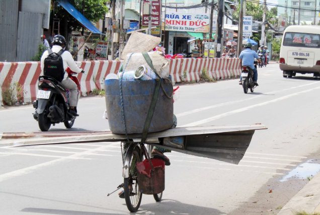 Tấm tôn lá sắc lẹm chiếm diện tích bằng cả chiếc ô tô trên đường (ảnh chụp lúc 9 giờ ngày 4/9) Tấm tôn lá sắc lẹm chiếm diện tích bằng cả chiếc ô tô trên đường (ảnh chụp lúc 9 giờ ngày 4/9)