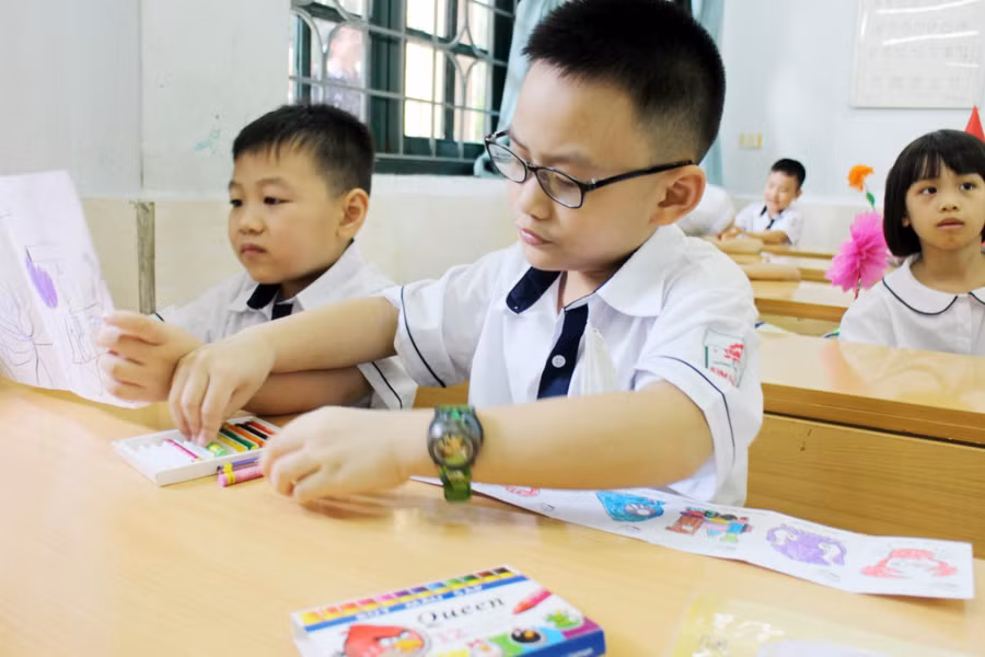 Bé lớp 1 say sưa với màu vẽ