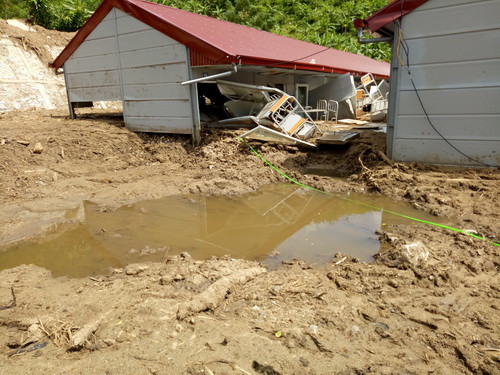 Lượng bùn, đất khổng lồ ập xuống trường PTDTBT THCS Tam Chung.