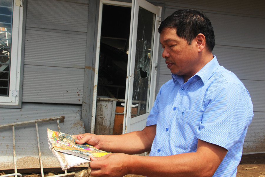 Những cuốn sách, vở của học sinh bị vùi trong lũ.