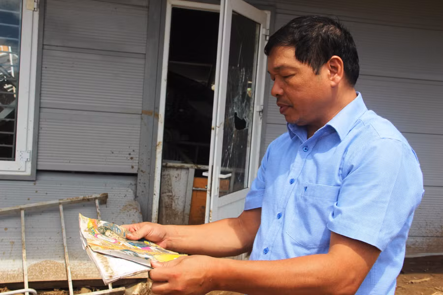 Những cuốn sách, vở của học sinh bị vùi trong lũ.