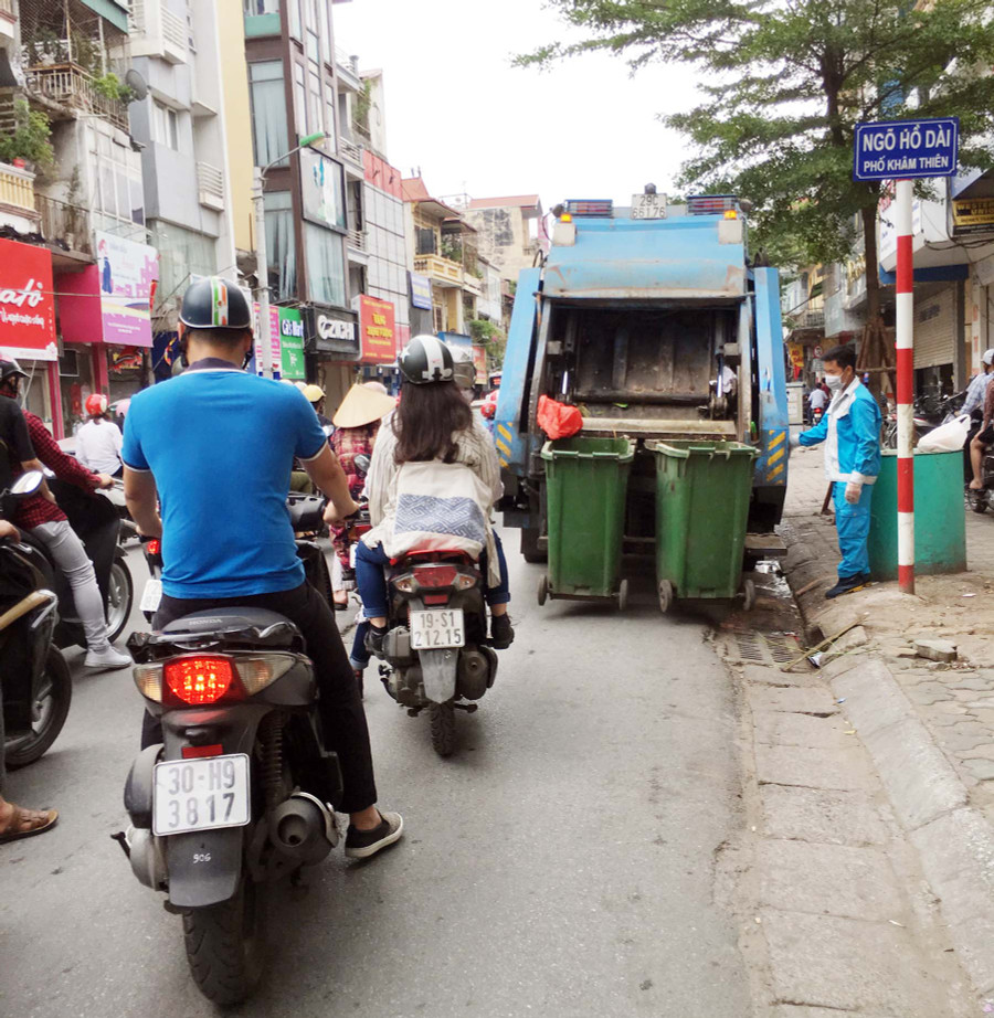 Xe gom rác “chiếm” lòng đường giờ cao điểm Xe gom rác “chiếm” lòng đường giờ cao điểm