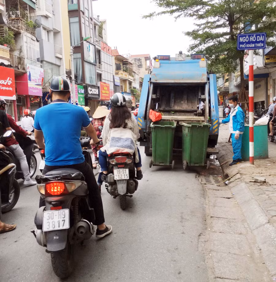 Xe gom rác “chiếm” lòng đường giờ cao điểm Xe gom rác “chiếm” lòng đường giờ cao điểm