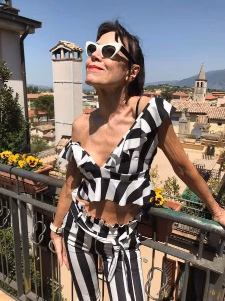 Cụ bà không ngại diện bất cứ kiểu trang phục gì