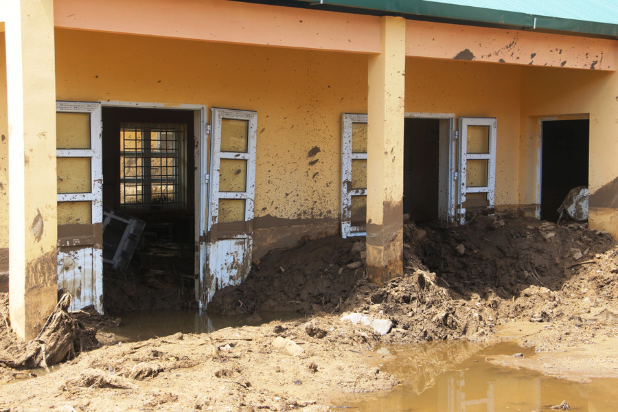 Khu nhà ăn của trường bị bùn lấp cao đến lưng tường,