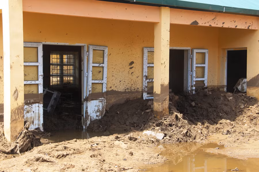 Khu nhà ăn của trường bị bùn lấp cao đến lưng tường,