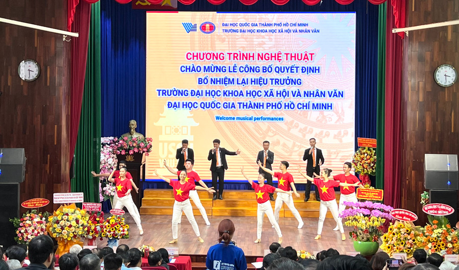 Tiết mục văn nghệ của giảng viên, sinh viên nhà trường. Tiết mục văn nghệ của giảng viên, sinh viên nhà trường.