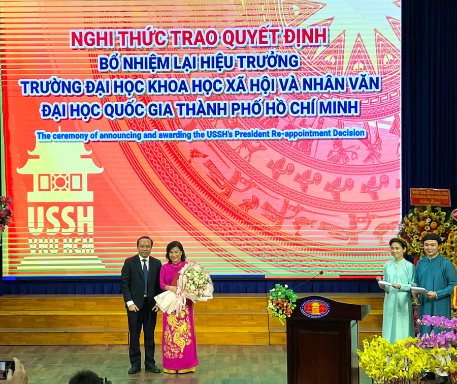 PGS.TS Vũ Hải Quân, Giám đốc ĐHQG TPHCM trao quyết định tái bổ nhiệm hiệu trưởng cho PGS.TS Ngô Thị Phương Lan.