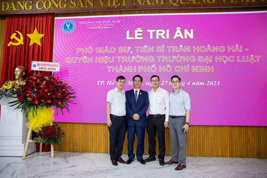 PGS.TS Trần Hoàng Hải, Quyền hiệu trưởng chụp ảnh kỉ niệm với các phòng ban của trường trước khi nghỉ hưu theo chế độ. PGS.TS Trần Hoàng Hải, Quyền hiệu trưởng chụp ảnh kỉ niệm với các phòng ban của trường trước khi nghỉ hưu theo chế độ.