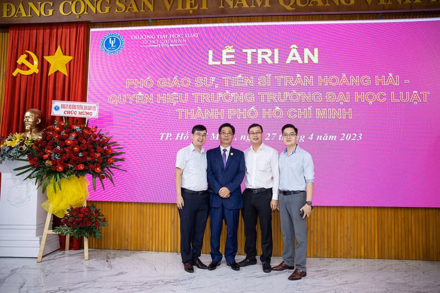 PGS.TS Trần Hoàng Hải, Quyền hiệu trưởng chụp ảnh kỉ niệm với các phòng ban của trường trước khi nghỉ hưu theo chế độ.