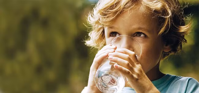 Cậu bé 9 tuổi có hơn 50 viên sỏi trong thận, nguyên nhân không ngờ là từ chính thói quen ăn uống này - Ảnh 2.