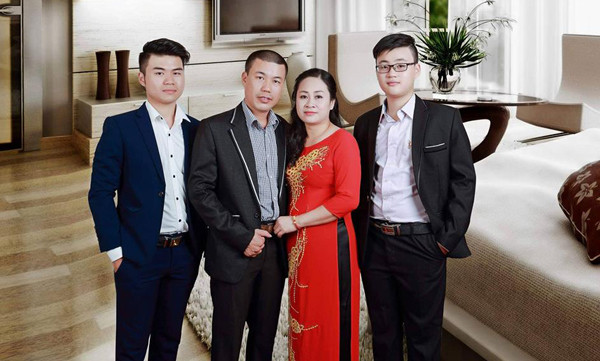 Nụ hôn từ biệt rơi nước mắt của người vợ gửi chồng hiến tạng cứu 5 người Nụ hôn từ biệt rơi nước mắt của người vợ gửi chồng hiến tạng cứu 5 người