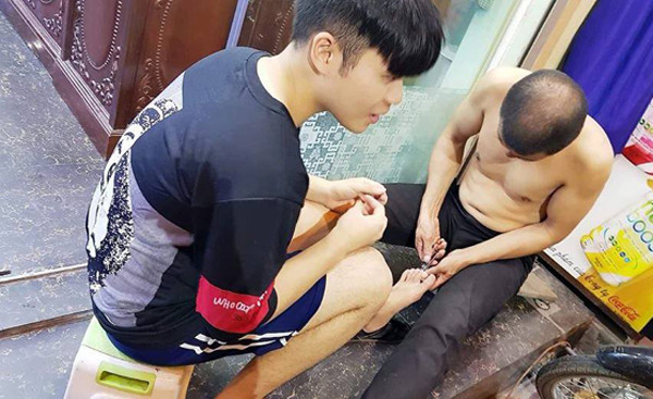 Nụ hôn từ biệt rơi nước mắt của người vợ gửi chồng hiến tạng cứu 5 người Nụ hôn từ biệt rơi nước mắt của người vợ gửi chồng hiến tạng cứu 5 người