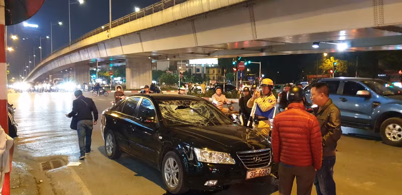 Ô tô 31F-9382 chết máy dừng lại trước cửa nhà 8 Trần Duy Hưng hướng đi BigC 20181225_212514