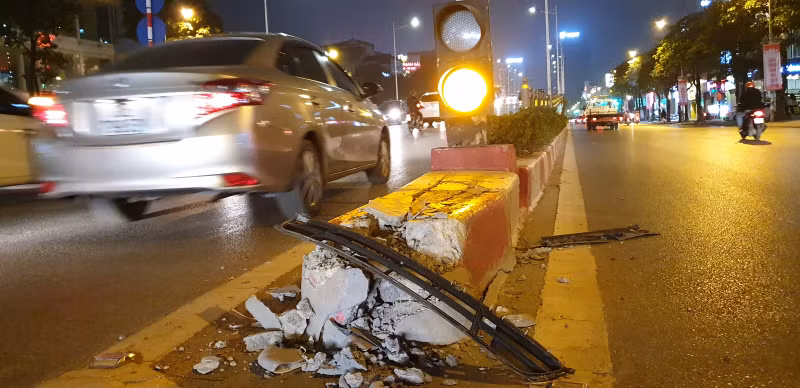 Ô tô31F-9382 tông vỡ trụ đèn bê tông và để lại mảnh nhựa lại hiện trường 20181225_213252