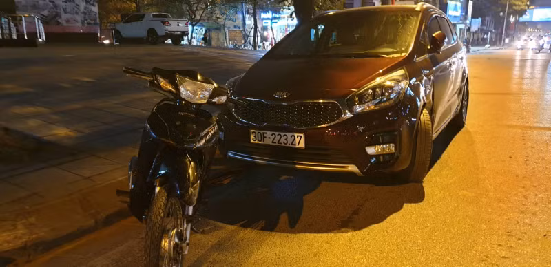 Xe ô tô 30F-223.27 bị móp phần đầu đang đỗ ở lề đường Trần Duy Hưng sau va chạm 48419696_220495978866534_5264359921721278464_n