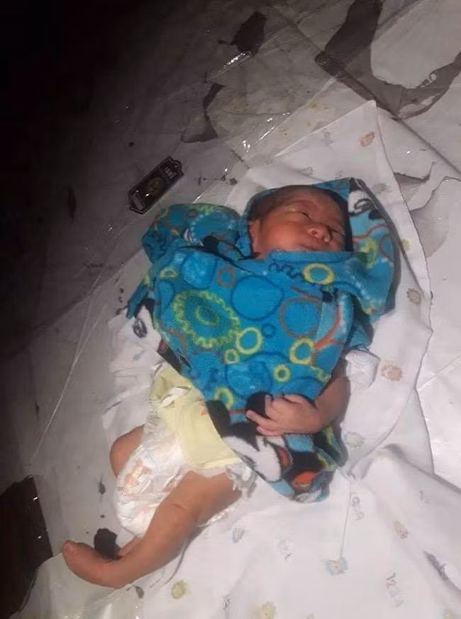 Bé trai 2 tuần tuổi bị bỏ lại giữa chợ trong đêm khuya vắng, cảnh sát điều tra ngỡ ngàng khi biết nguyên nhân-3