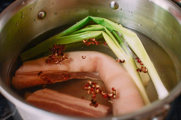 Mẹ chồng tấm tắc ngợi khen khi tôi luộc thịt heo theo công thức siêu đơn giản này 0