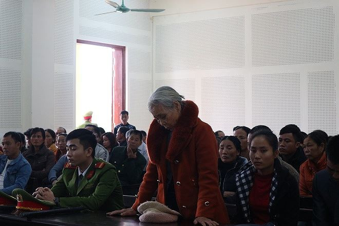 Người thân bị hại phát biểu tại tòa. Người thân bị hại phát biểu tại tòa.