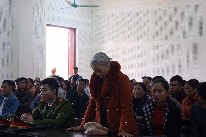 Người thân bị hại phát biểu tại tòa.