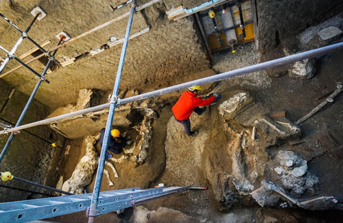 Các chuyên gia khai quật biệt thự cổ ở Pompeii. Ảnh: Cesare Abbate/AP. Các chuyên gia khai quật biệt thự cổ ở Pompeii. Ảnh: Cesare Abbate/AP.