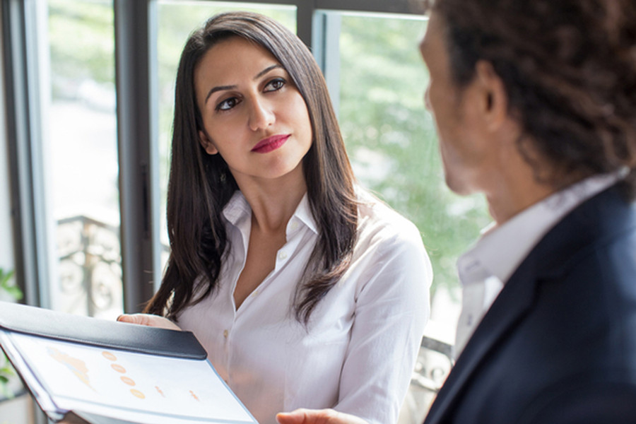 Những người thông minh về mặt cảm xúc không ngại xin lỗi khi họ sai. (Ảnh: ITN).