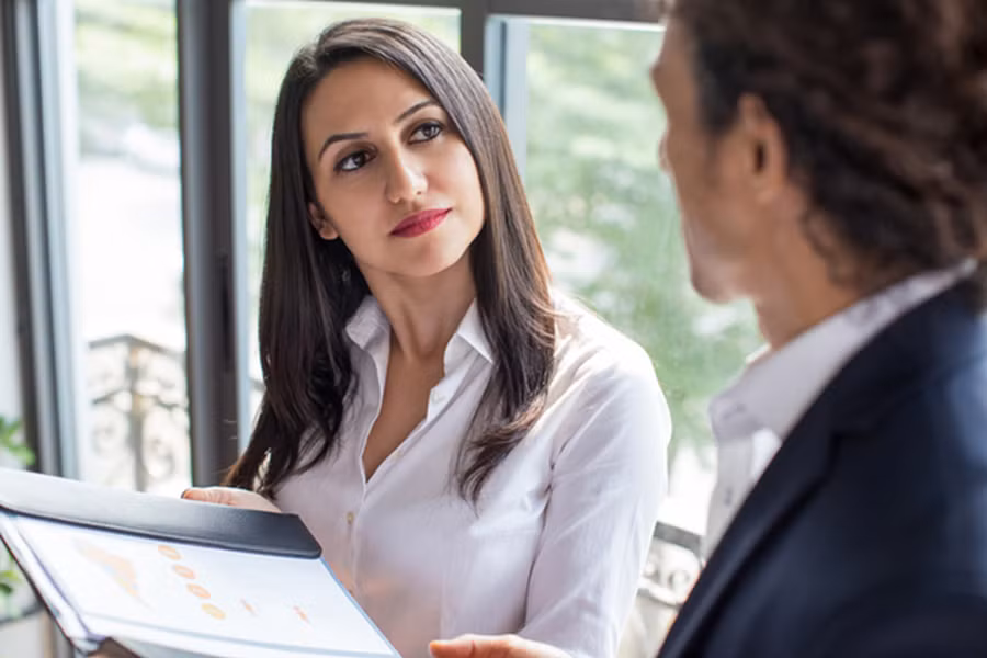 Những người thông minh về mặt cảm xúc không ngại xin lỗi khi họ sai. (Ảnh: ITN).