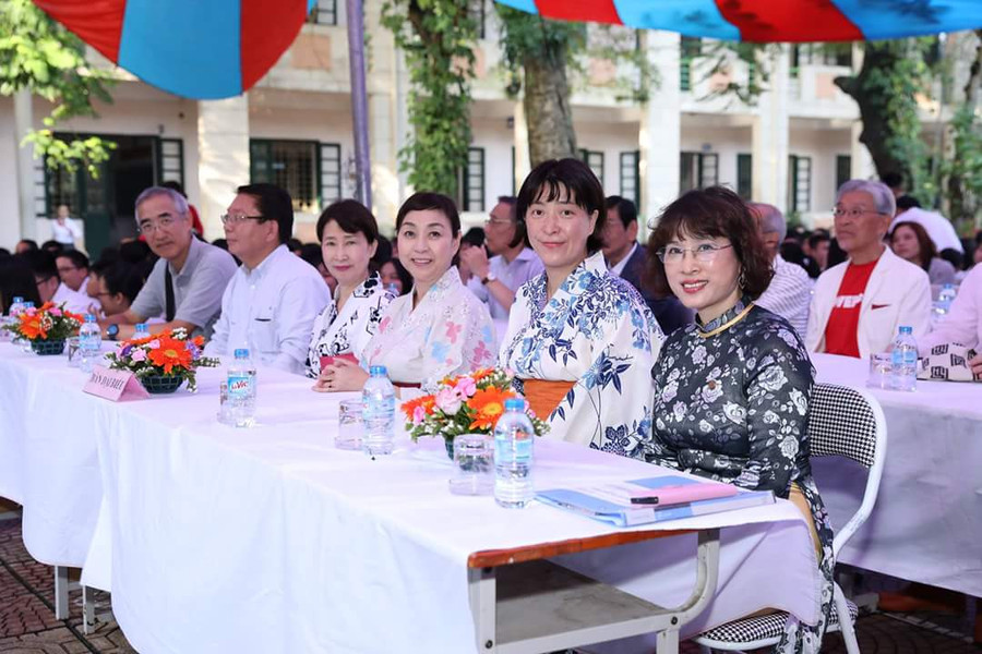 Các đại biểu tham gia bữa tiệc âm nhạc tại trường THCS Đông Thái