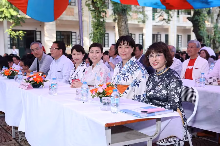 Các đại biểu tham gia bữa tiệc âm nhạc tại trường THCS Đông Thái