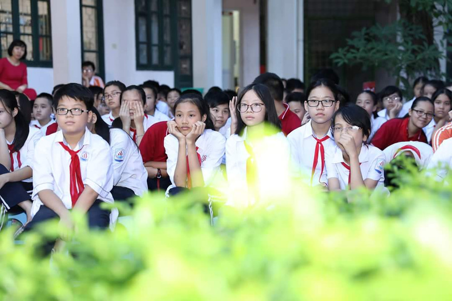 Các em học sinh cùng hòa mình trong không gian âm nhạc cổ điển