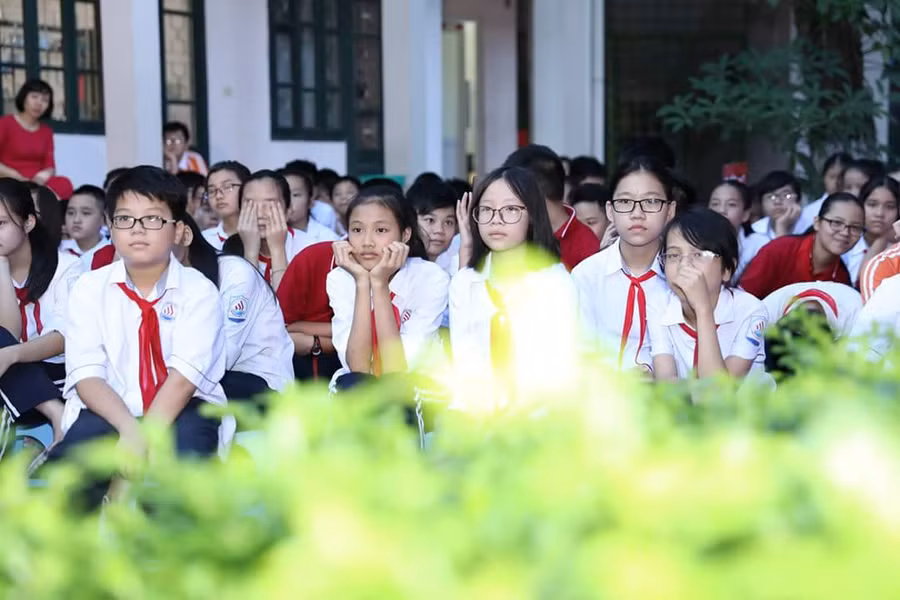 Các em học sinh cùng hòa mình trong không gian âm nhạc cổ điển