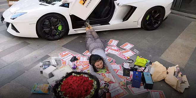 Những gì đẹp đẽ hãy cứ giữ riêng cho mình, cái gì xấu thì che đi.