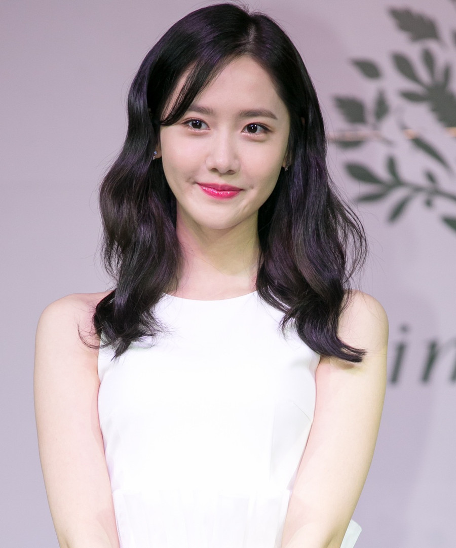 Một trong những bí quyết chăm sóc da được Yoona chia sẻ chính là dùng sữa tươi để rửa mặt. (Ảnh: ITN).
