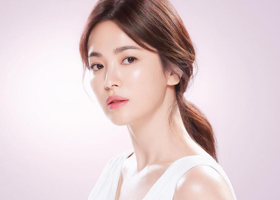 Song Hye Kyo dùng sữa tươi ấm thoa lên da, massage nhẹ nhàng. (Ảnh: ITN).