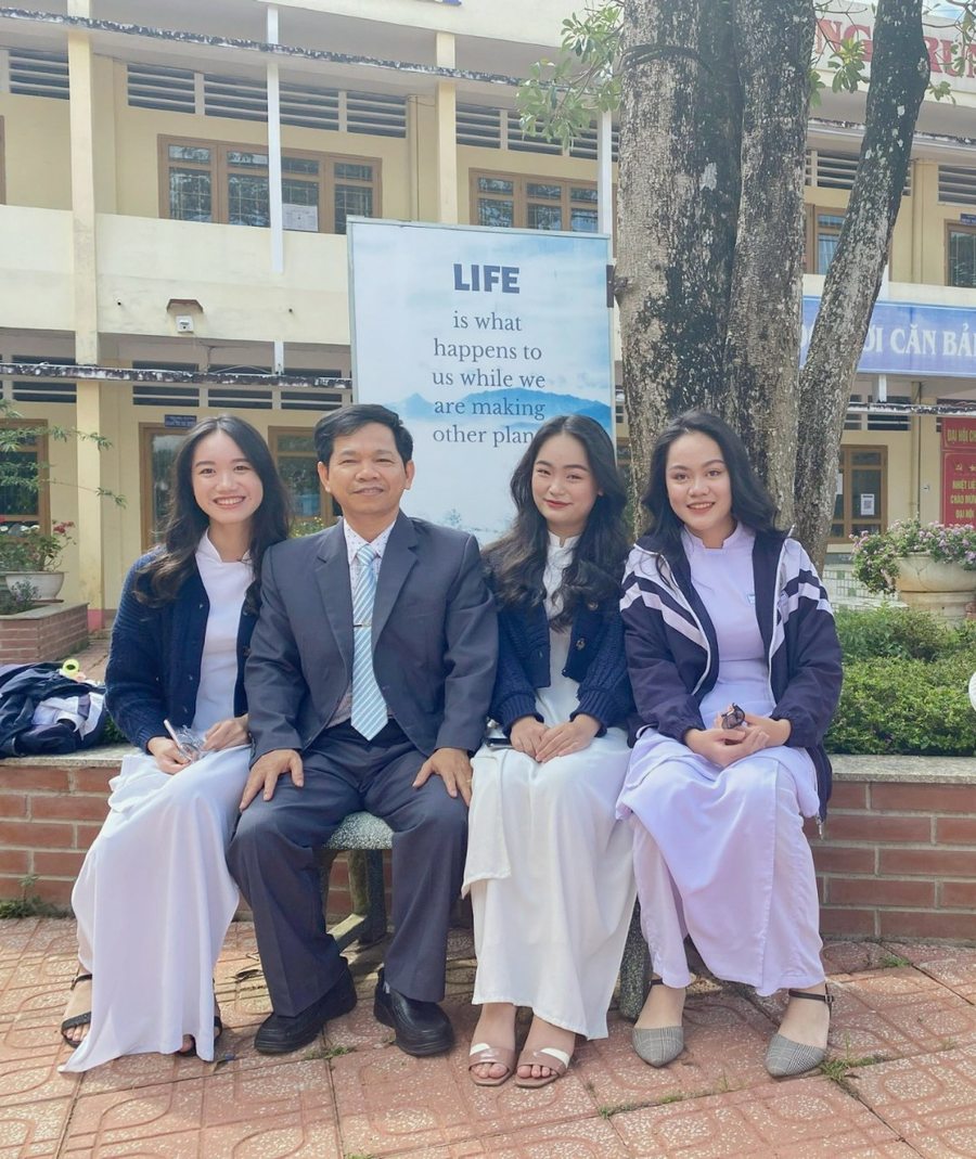 ThS.Nguyễn Quang Thi (Trường THPT Bảo Lộc, Lâm Đồng) cùng học sinh. ThS.Nguyễn Quang Thi (Trường THPT Bảo Lộc, Lâm Đồng) cùng học sinh.