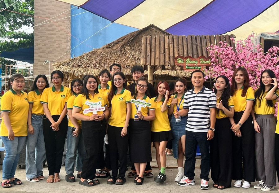 Sinh viên hào hứng với chuyên đề tốt nghiệp sứ giả văn hóa dân tộc 2023.