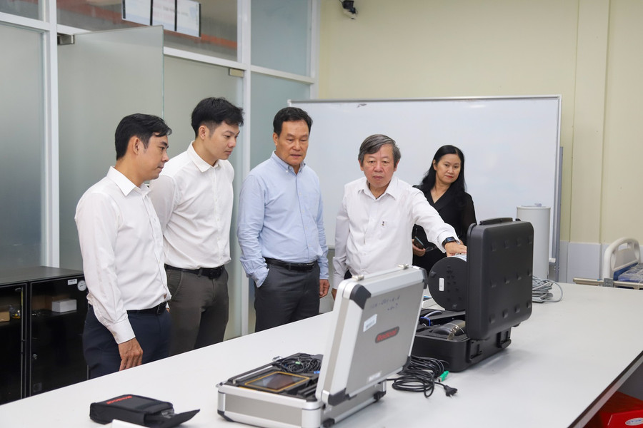 Lãnh đạo trung tâm hạt nhân TPHCM tham quan phòng thực hành của Trường ĐH Nguyễn Tất Thành.