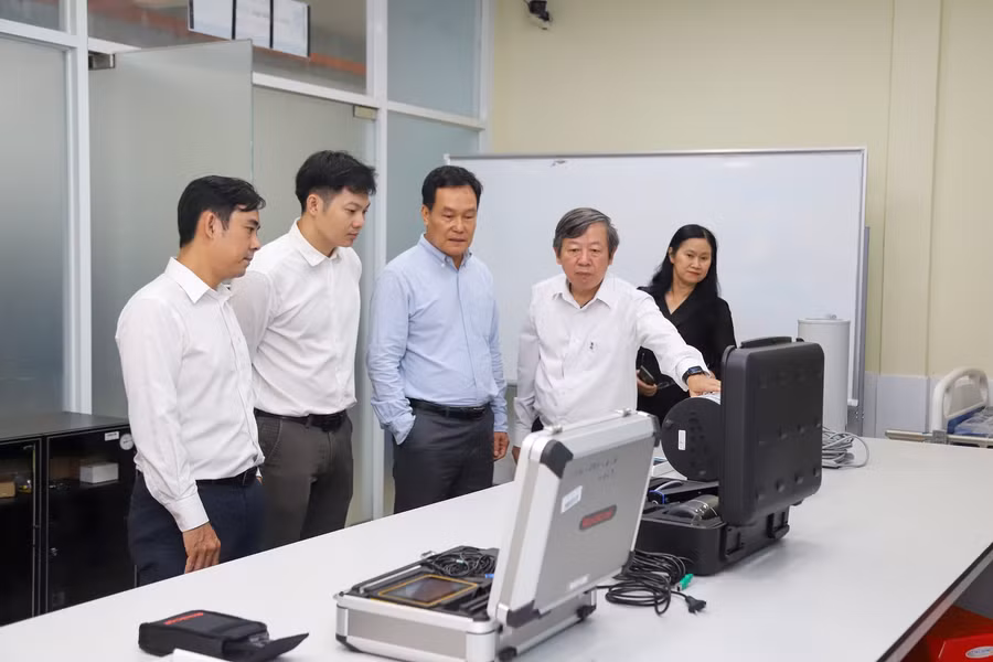 Lãnh đạo trung tâm hạt nhân TPHCM tham quan phòng thực hành của Trường ĐH Nguyễn Tất Thành.