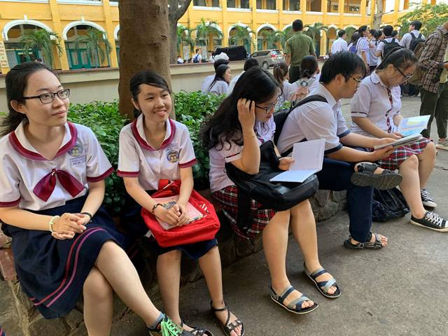 Vì vậy những gốc cây trong sân trường là địa điểm lý tưởng để thí sinh ngồi tránh nắng tranh thủ ôn lại bài